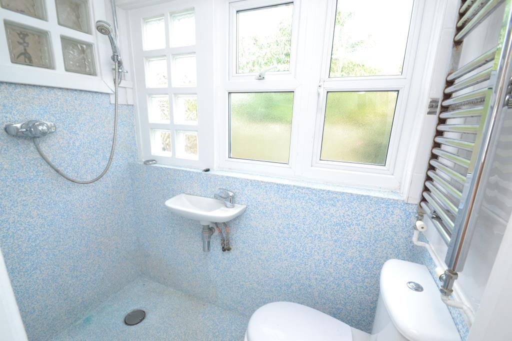 Lot: 36 - THREE-BEDROOM HOUSE IN A POPULAR VILLAGE ON A PLOT WITH LAPSED PLANNING - Shower room Three bedroom house for sale by auction Godshill Isle of Wight